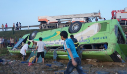 Lật xe chở công nhân đi ăn cưới, ít nhất 20 người bị thương